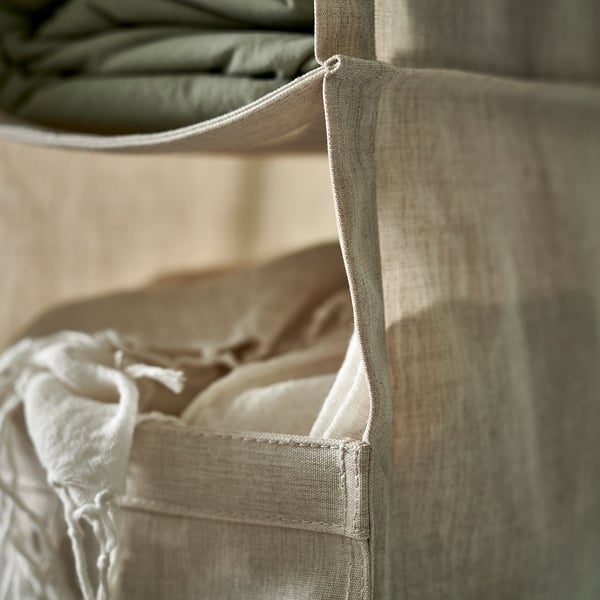 Almacenamiento de tela colgante con múltiples compartimentos, ideal para organizar la ropa en espacios limitados.