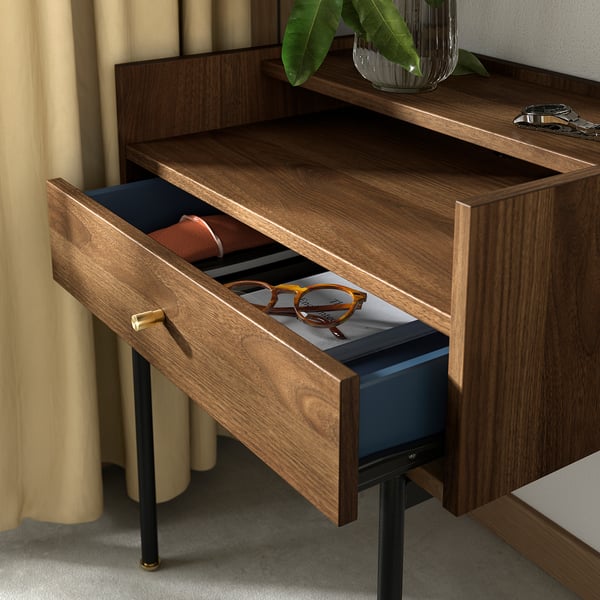 Mesita de noche de madera con estante abierto, cajón y gestión de cables.