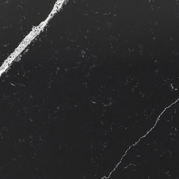 Panel de pared de cuarzo negro, liso y elegante, que muestra sutiles patrones de vetas blancas, que reflejan artesanía de alta calidad y durabilidad.