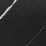 Panel de pared de cuarzo negro, liso y elegante, que muestra sutiles patrones de vetas blancas, que reflejan artesanía de alta calidad y durabilidad.