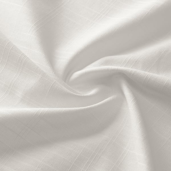 Cortinas blancas lisas y nítidas con elegantes pliegues, que muestran una textura de algodón de alta calidad.