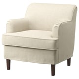 Sillón Rocksjoen blanco roto, beige, tela, patas de madera, brazos enrollados, diseño tradicional.