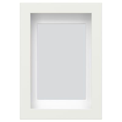 Un marco de fotos RÖDALM blanco, rectangular y moderno, con un panel de protección frontal extraíble.
