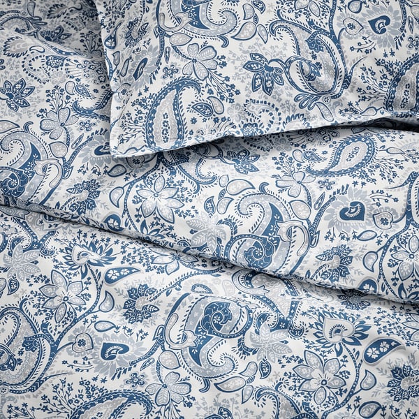 Ropa de cama con estampado de cachemira azul y blanco, con intrincados diseños florales en tela suave y de alta calidad.