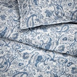 Ropa de cama con estampado de cachemira azul y blanco, con intrincados diseños florales en tela suave y de alta calidad.