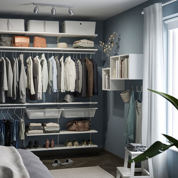 Armario organizado con ropa, estantes y almacenamiento. El proyector de techo, RÖKFRI, ilumina elementos perfectamente dispuestos. Blanco, pequeño, de diseño moderno.