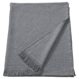 Manta gris RÖNNBÄRSMAL, bordes suaves con flecos, forma rectangular.