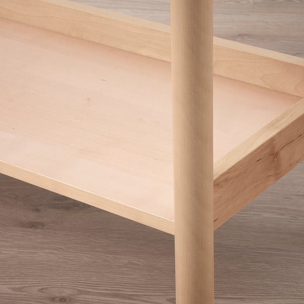 Estantes de madera natural, estructura de abedul robusta, líneas limpias.