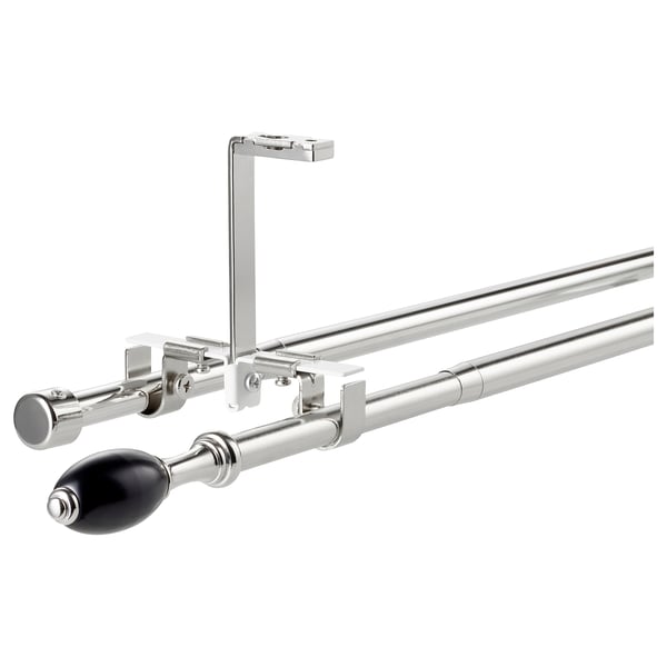 Juego de barras de doble cortina plateadas con remate negro, componentes de acero y plástico. Se monta en la pared o en el techo.