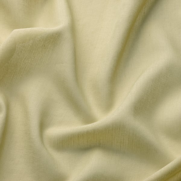 Primer plano de una lujosa cortina transparente de color verde oliva claro, que muestra una textura suave y delicada y un tejido fino.