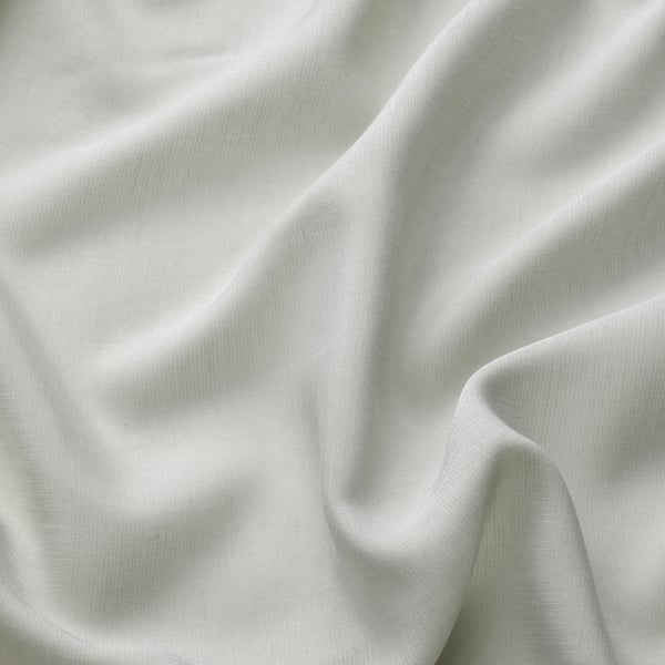 Primer plano de suave tela de cortina transparente gris claro. La textura suave, el tejido delicado y los pliegues suaves sugieren un diseño elegante y de alta calidad.