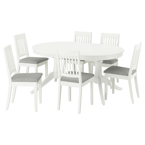 Juego de comedor ROSENTORP blanco: mesa ovalada, 6 sillas. Las sillas tienen cojines grises, respaldos de madera. La mesa se extiende para más asientos.