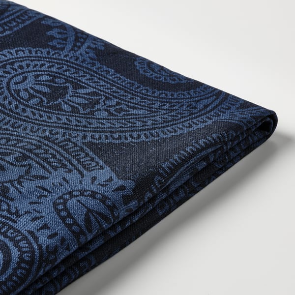 Tejido de algodón con estampado de cachemir azul plegado. Diseño intrincado de alta calidad, textura suave y costuras finas visibles.