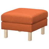 Ottoman naranja brillante, cuadrado con patas de madera clara. Diseño moderno, tela suave.