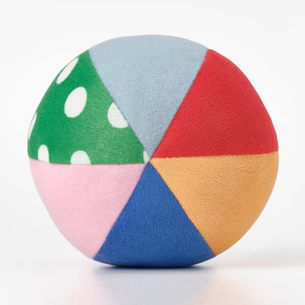 Pelota colorida y suave para niños pequeños con secciones distintas, patrones vibrantes y un suave sonido de sonajero, que promueve el juego sensorial.