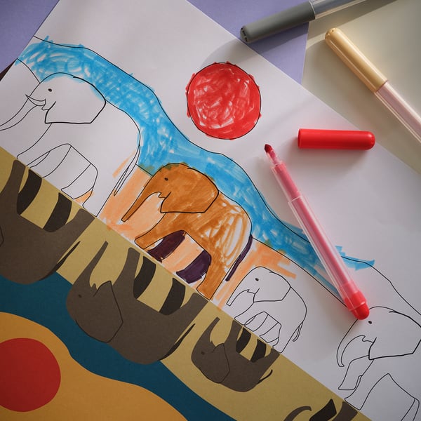 Materiales de arte organizados: lápices de colores, marcadores y un dibujo.