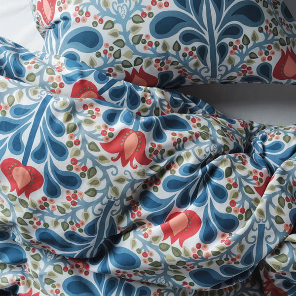 Conjunto de edredón vibrante e intrincado con estampado floral, suave y duradero, que muestra materiales reciclados y ofrece una sensación acogedora y relajante.