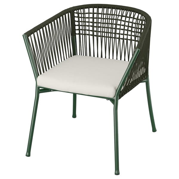 Silla de exterior SEGERÖN verde, diseño mimbre, cojín blanco.