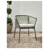 Una silla de exterior verde con diseño tejido y cojín blanco. Moderno y duradero, perfecto para patios.