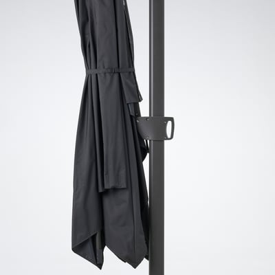 Sombrilla de patio negra plegada, con salida de aire para reducir la presión del viento y protección solar upf 25+.