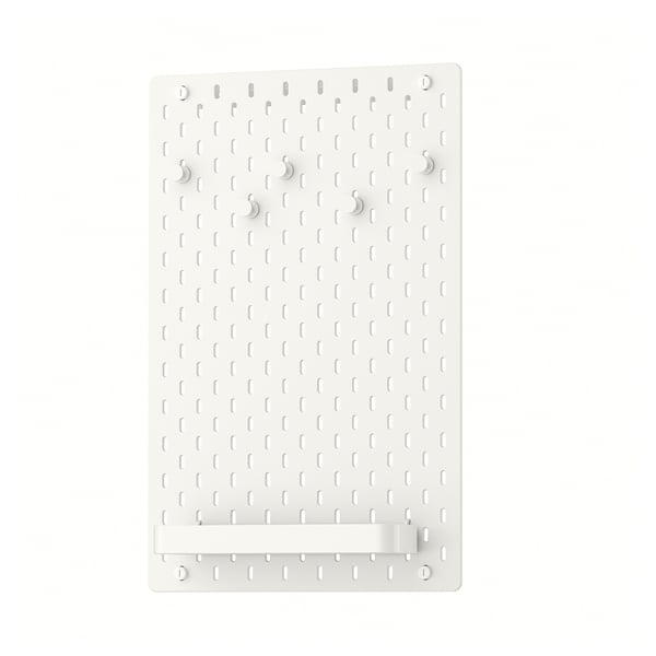Tablero perforado blanco SKÅDIS, rectangular, con cuatro ganchos y un estante, para la organización de la pared.