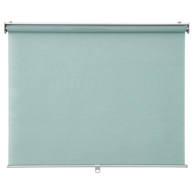Una persiana enrollable SKOGSKLÖVER verde, hecha de poliéster, diseñada para la privacidad de las ventanas y el filtrado de la luz.