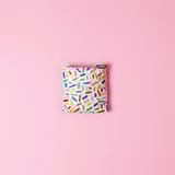 Una colorida bolsa de compras reutilizable de ikea con un patrón divertido. Se pliega en su propio bolsillo para facilitar su transporte.