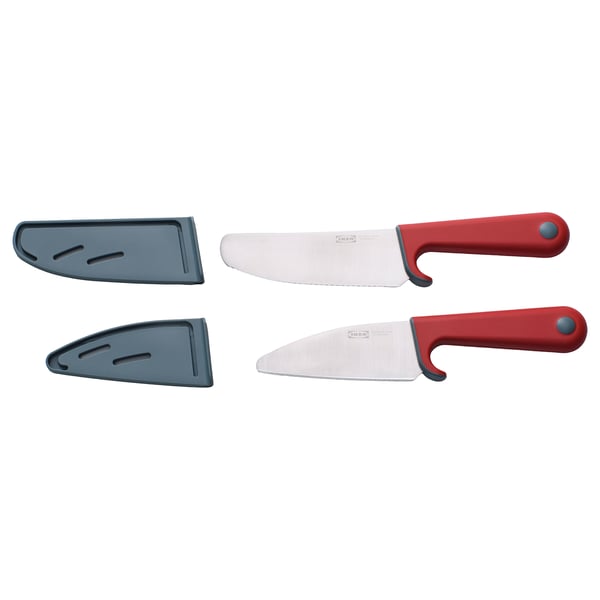Dos cuchillos de cocina infantiles rojos con mangos azules y fundas protectoras, diseñados para la seguridad con puntas redondeadas y empuñadura ergonómica.
