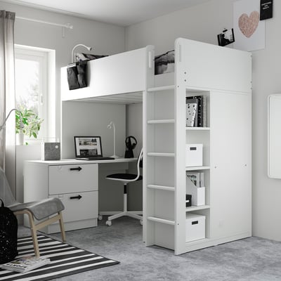 Habitación infantil contemporánea con cama alta SMÅSTAD blanca que incluye escritorio, armario y estantería. Decoración en blanco y negro.