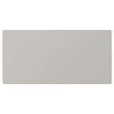 Una caja de almacenamiento plana y rectangular, con un diseño minimalista, con un acabado gris liso. Fabricado en tableros de fibra.