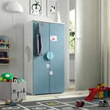 Armario infantil SMÅSTAD azul madera, claro, ajustable. Paredes decoradas con láminas, juguetes y un tapete de juego.