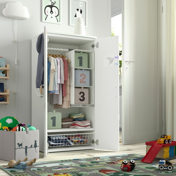 Armario infantil con ropa, juguetes y estanterías. Puertas de cierre suave, interiores ajustables.