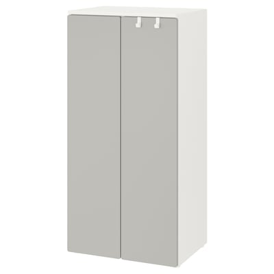 Un armario de smestad blanco y gris para niños, con puertas de cierre suave e interiores ajustables.