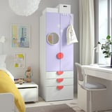 Armario infantil blanco púrpura con detalles en rojo, encaje entre el escritorio y la cama, varios cajones, espejo redondo.