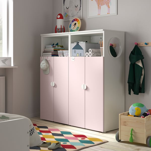 Armario SMÅSTAD rosa claro a escala con múltiples estantes, diseño bien pensado para la habitación de los niños, que almacena ordenadamente ropa, libros y juguetes.