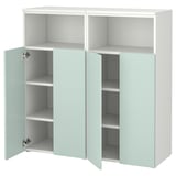 Mueble de almacenaje blanco y verde claro con secciones abiertas y cerradas.