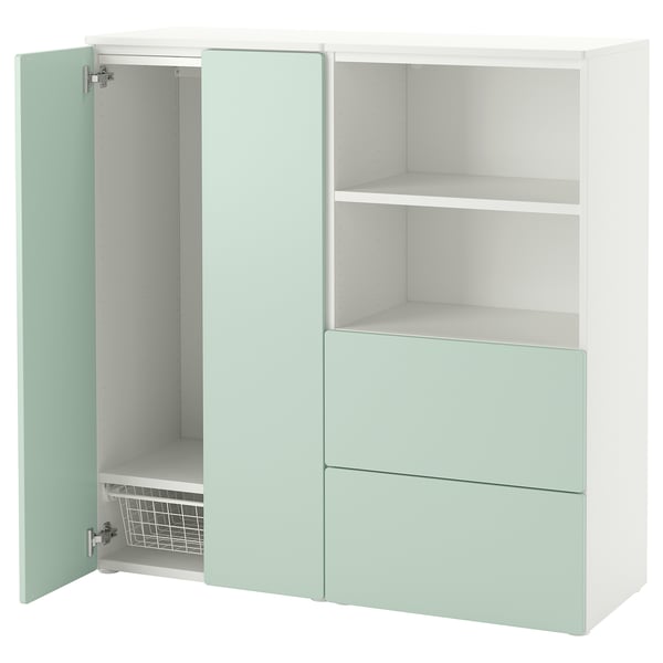 Mueble alto SMÅSTAD de IKEA en verde claro con estantes y cajones abiertos.