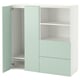 Opción: Mueble alto SMÅSTAD de IKEA en verde claro con estantes y cajones abiertos.