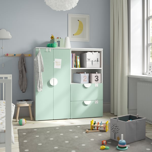 Habitación infantil con armario SMÅSTAD verde menta y cuna