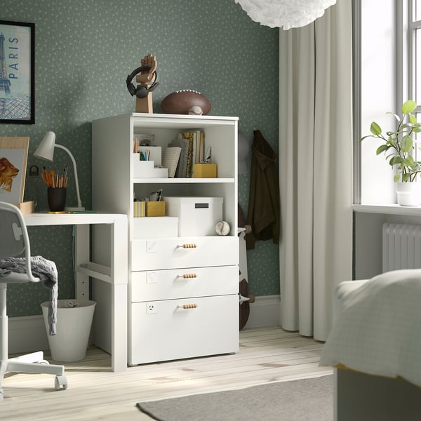 Un mueble de almacenaje SMÅSTAD blanco con estantes y cajones en una habitación elegante.