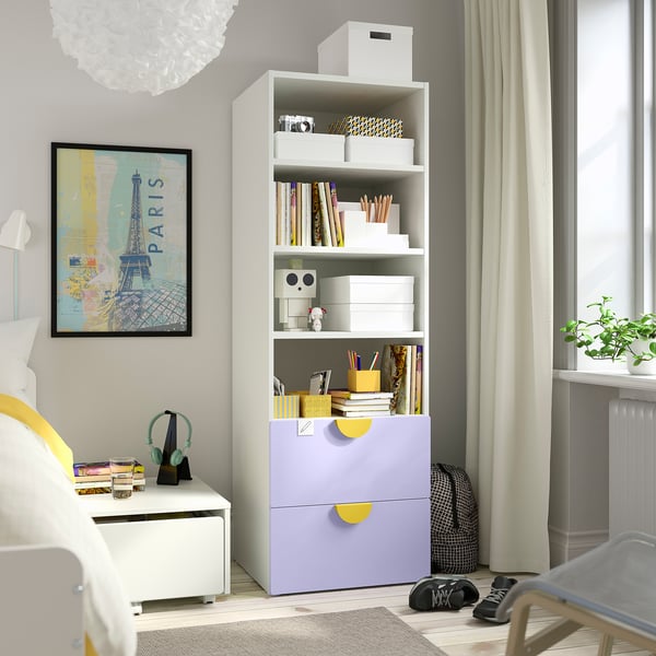 Dormitorio infantil con decoración amarilla y blanca; Almacenamiento SMÅSTAD y póster de París.