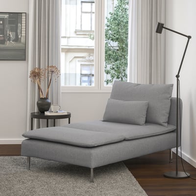 Chaise longue gris moderno SÖDERHAMN, tela suave, cabe debajo de una ventana grande, cerca de la mesa auxiliar y la lámpara.