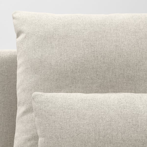 Primer plano de un sofá seccional de tela gris claro, que muestra su textura suave y lisa y sus costuras limpias. Rezuma comodidad y calidad.