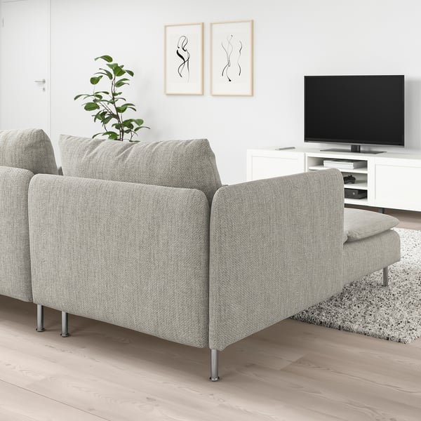 Sala de estar moderna con sofá seccional SÖDERHAMN gris claro, elegante mueble de TV y arte en la pared.