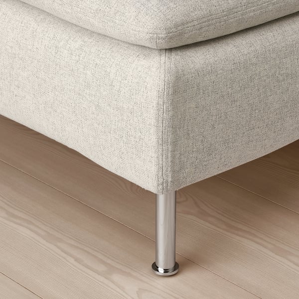 Sofá moderno de color gris claro con patas metálicas sobre suelo de madera.