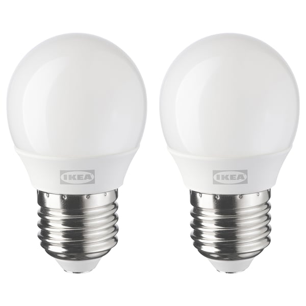 Dos bombillas LED idénticas de ikea, blancas, de forma esférica, colocadas una al lado de la otra.