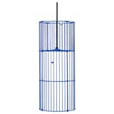 Una lámpara SOLVINDEN azul, cilíndrica, fabricada en metal y plástico, diseñada para uso interior/exterior.