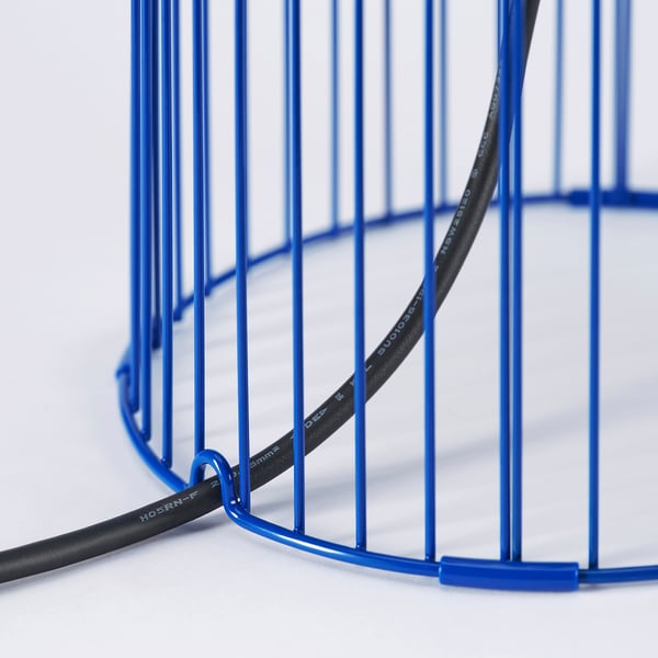 Estructura de rejilla de metal azul con cable negro roscado, que muestra un diseño robusto y duradero.