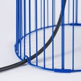 Estructura de rejilla de metal azul con cable negro roscado, que muestra un diseño robusto y duradero.