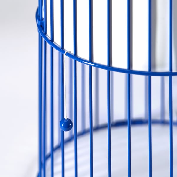 Jaula de metal azul con asa esférica.